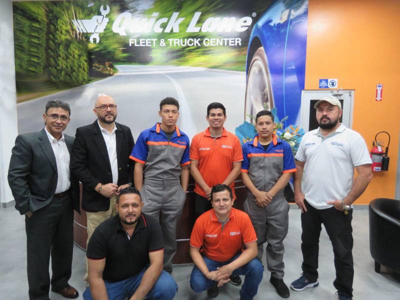 El equipo de Quick Lane Fleet &amp; Truck Center.