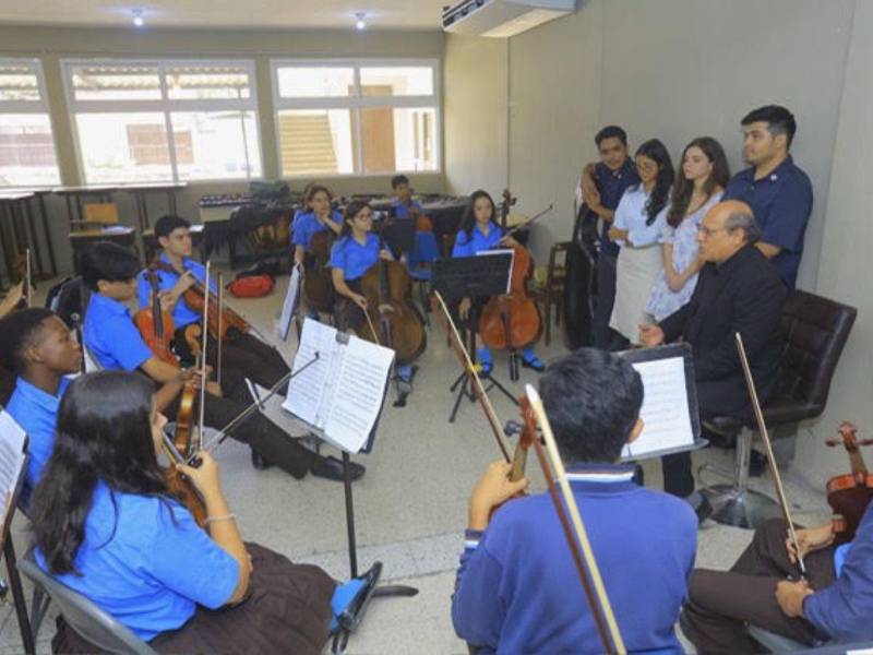 Los becados compartieron con los estudiantes que cursan actualmente sus clases en la insigne escuela de música de Honduras.