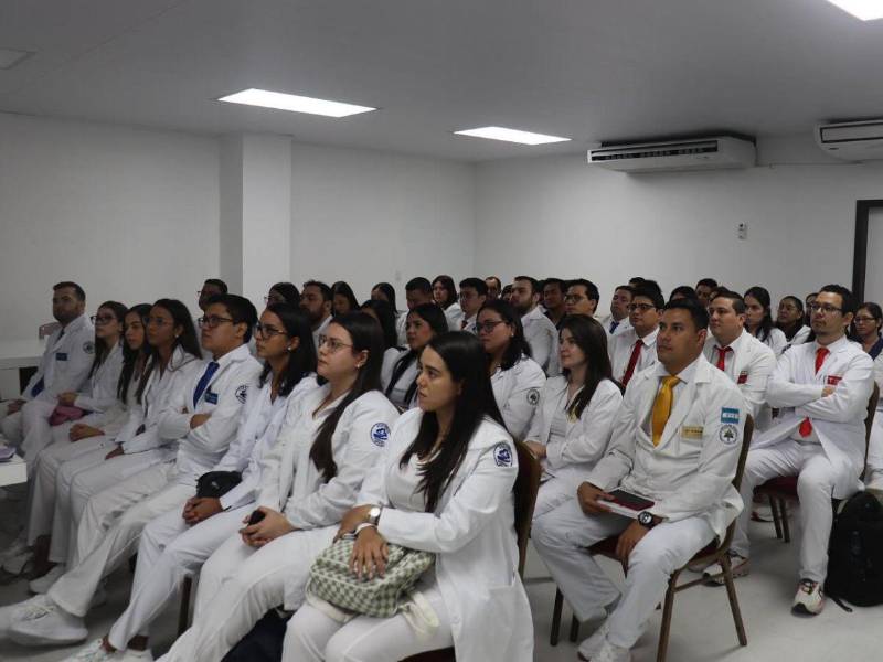 Médicos residentes durante el proceso de inducción en el hospital Mario Rivas.