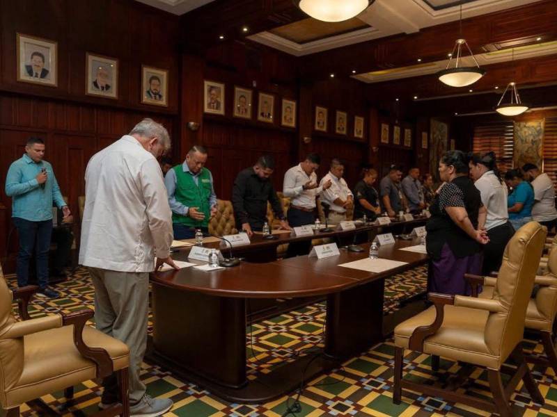 El alcalde Roberto Contreras sostuvo una reunión con los locatarios y vendedores de las asociaciones que tenían sus puestos en la calle.