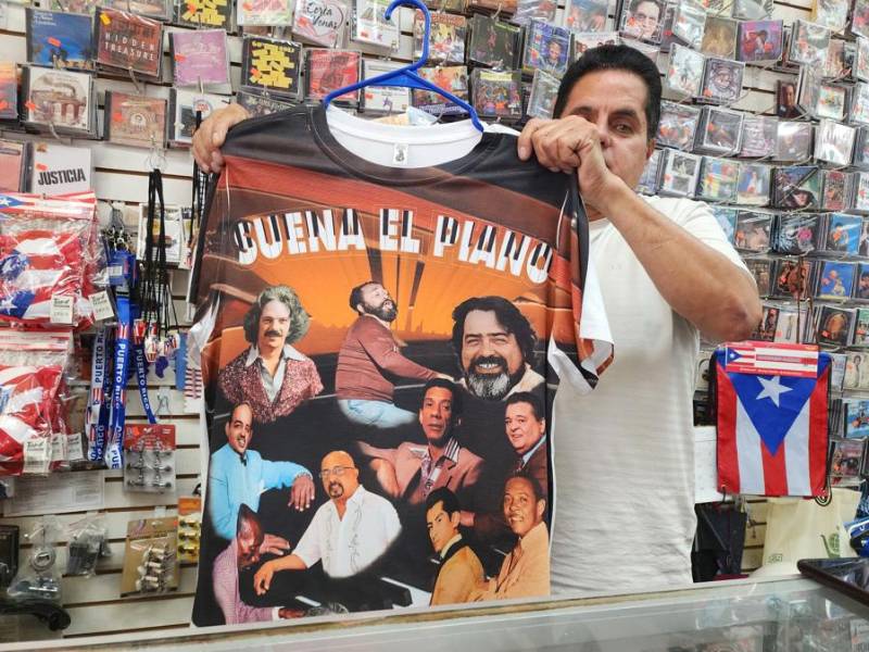 Fotografía de archivo del legendario pianista neoyorquino Eddie Palmieri, durante una presentación, en el teatro Municipal de Cali (Colombia).