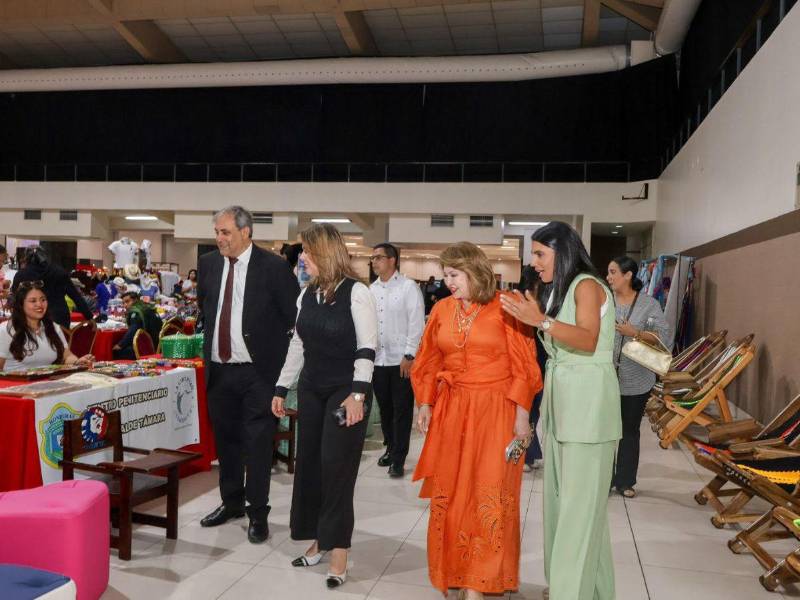 El presidente de la CCIC, Karim Qubain, junto a la designada presidencial, Maria Antonieta Mejía, la vicealcaldesa, Maritza Soto y Melissa Faraj en la inauguración del Bazar Nacional.