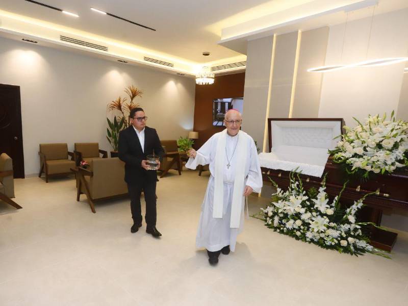 Monseñor Ángel Garachana realizó la bendición oficial de las instalaciones renovadas.