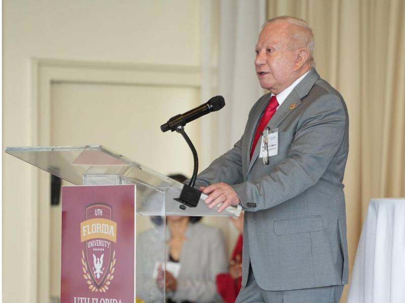 Roger Danilo Valladares, presidente de UTH Florida University, durante los actos de graduación en 2025.