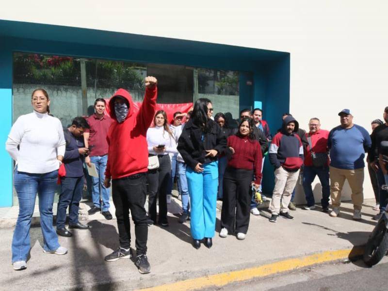 Un reducido grupo de empleados protestó frente a las instalaciones de la Secretaría de Planificación Estratégica (SPE), en la capital.