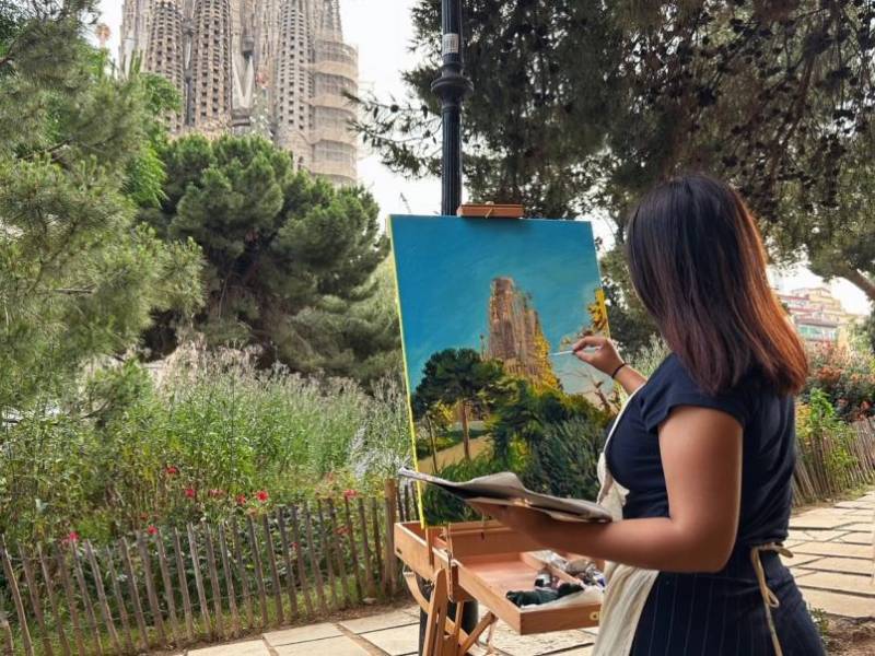 La artista hondureña pintando la Basílica de la Sagrada Familia, en Barcelona, España, en 2025.