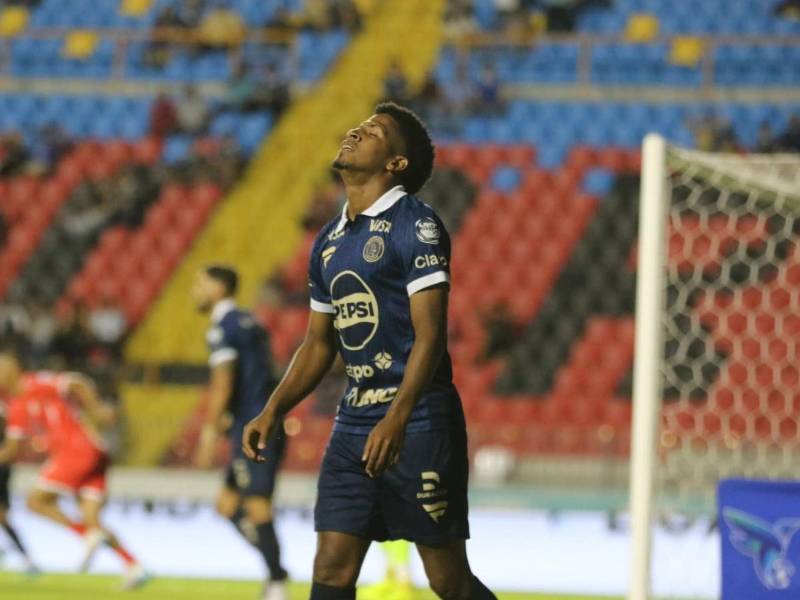 Motagua sufrió su primera derrota del campeonato por parte del Estrella Roja. FOTO David Romero.
