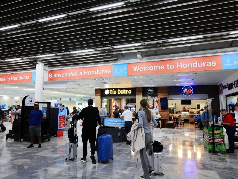 Los viajeros demandan una mayor oferta de rutas, frecuencias y aerolíneas. Ante las limitadas opciones disponibles en Honduras, muchos optan por trasladarse por vía terrestre a El Salvador para acceder a más destinos y tarifas más competitivas.
