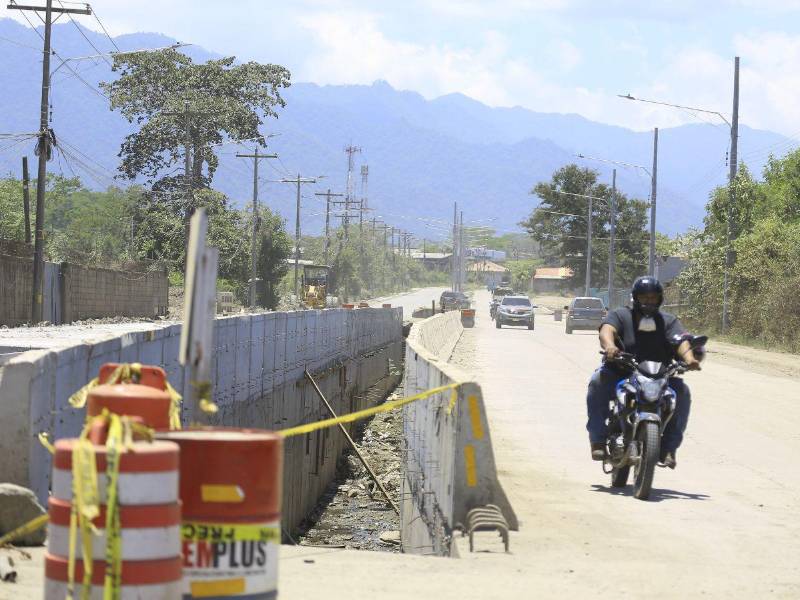 La obra tiene ya más de año y medio de iniciada pero va lento aunque las autoridades dicen que en junio estará listo.