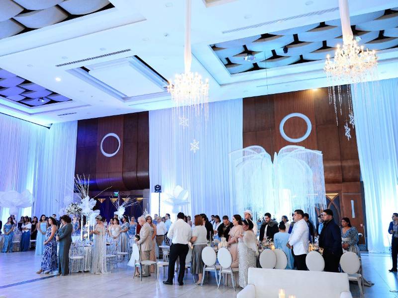 Iluminación y escenografía crearon una atmósfera sofisticada y envolvente.