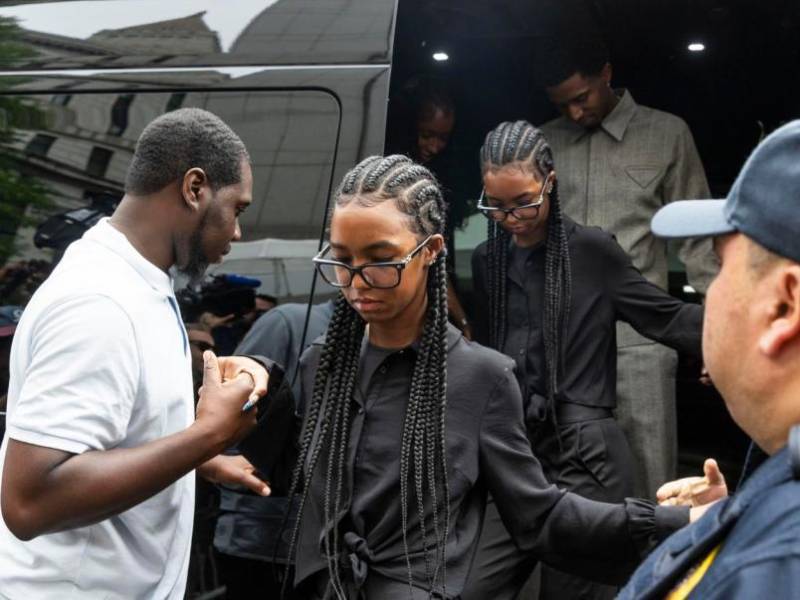 Dos de las hijas del rapero estadounidense Sean 'Diddy Combs' fueron captadas este miércoles, 2 de julio, a su llegada a una corte federal de EE.UU., antes de conocerse el veredicto del jurado por el caso en contra del artista por presunto tráfico sexual, en Nueva York.