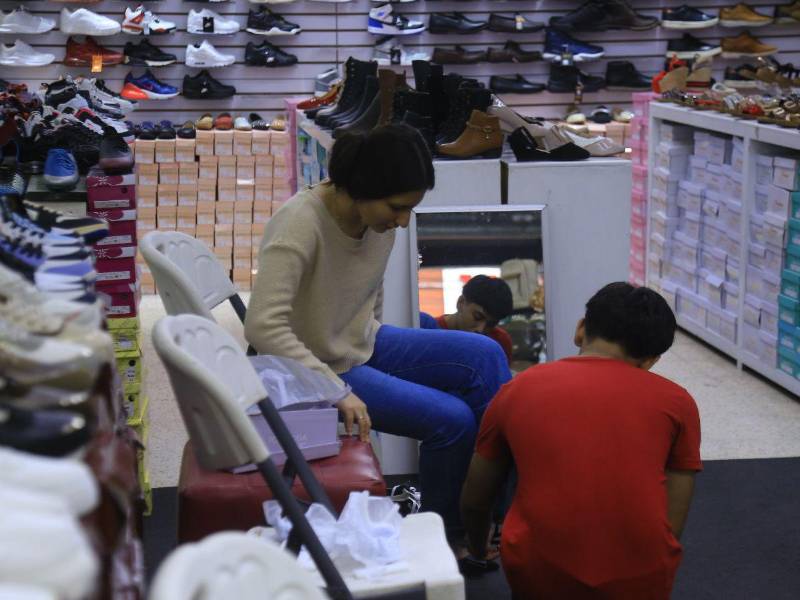 Una joven compra calzado en San Pedro Sula.