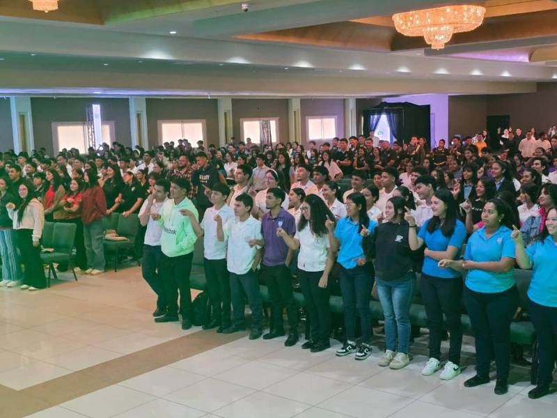 Roger Valladares, Presidente de UTH, inspira a jóvenes con la conferencia “Sueña, Despierta y Trabaja”
