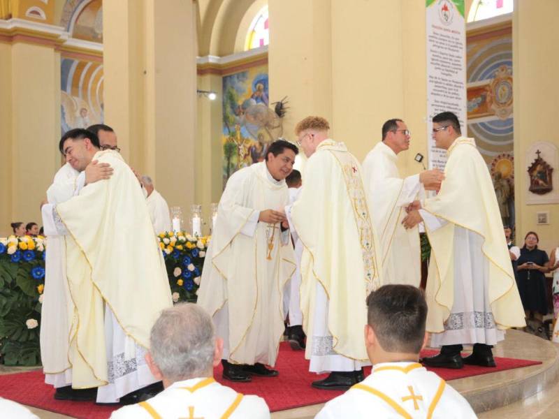Los ordenados reciben la bienvenida del presbiterio de la arquidiocesis de San Pedro Sula.