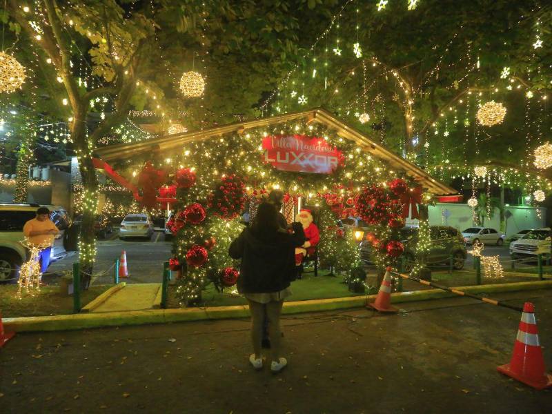 La empresa privada ha destinado recursos y tiempo para ofrecer a los sampedranos una temporada mágica. Un paseo por la zona viva.