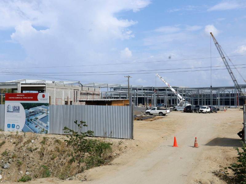 Construcción del centro comercial Town Center en el bulevar del este.