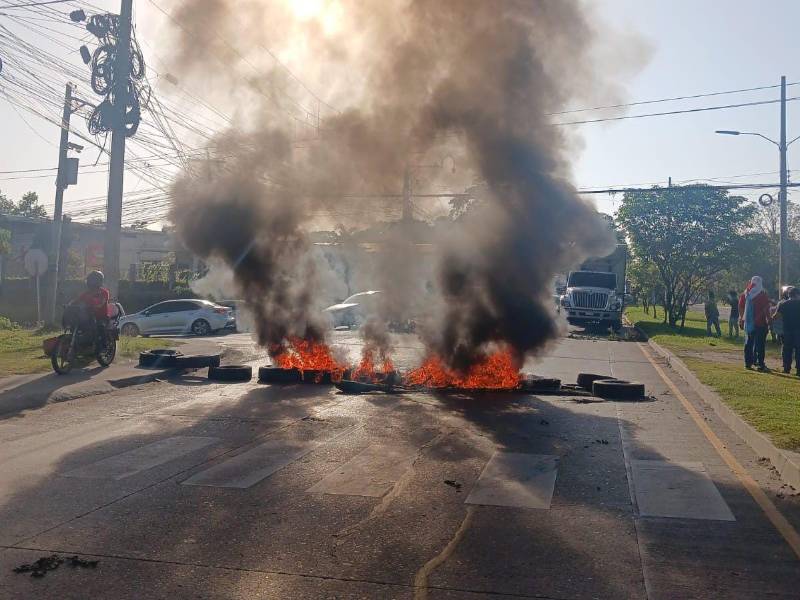 En horas de la mañana los vecinos protestaron para llamar la atención de las autoridades municipales.