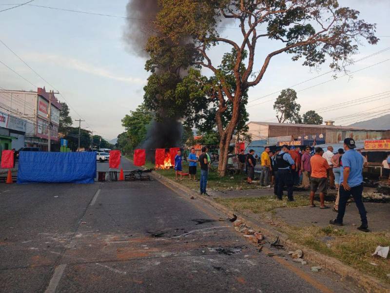 Los buhoneros madrugaron a realizar la protesta pues ya no quieren seguir trabajando en medio de las aguas negras.