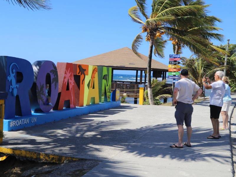 Roatán, en Islas de la Bahía, es uno de los destinos de Honduras que concentra inversión extranjera y genera empleos.