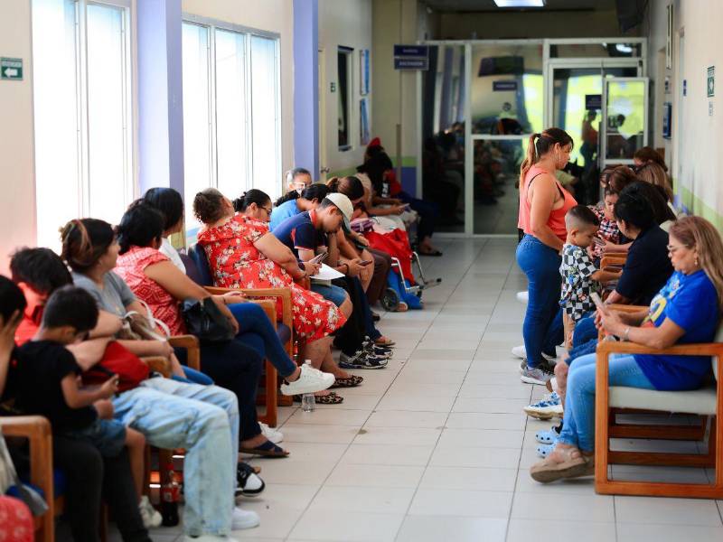 Pacientes esperan su turno en el hospital Ruth Paz.