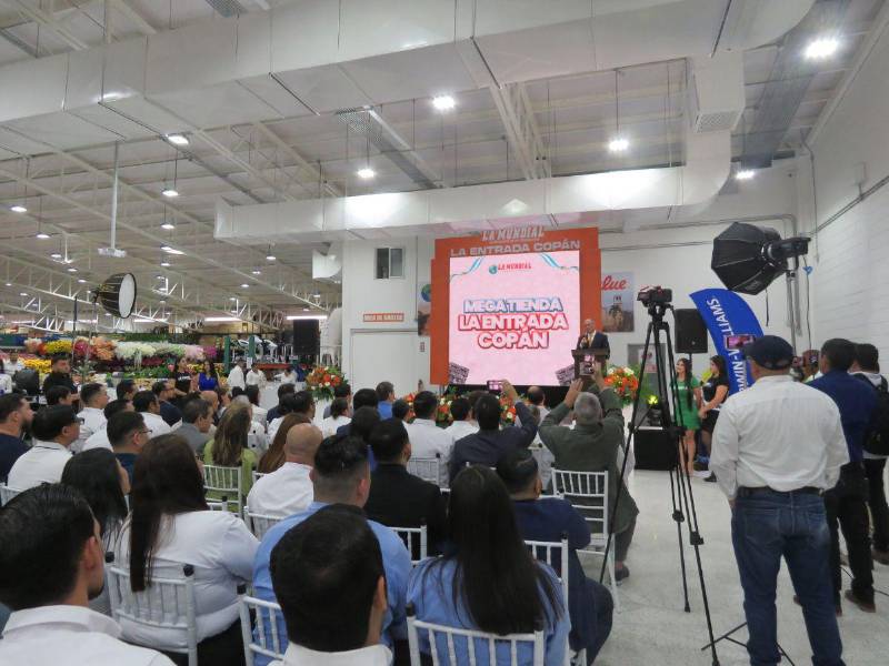 Ejecutivos, colaboradores, proveedores e invitados especiales durante los actos protocolarios de inauguración.