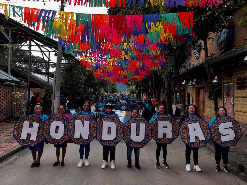 Banda del JTR participa en desfile en Colombia.