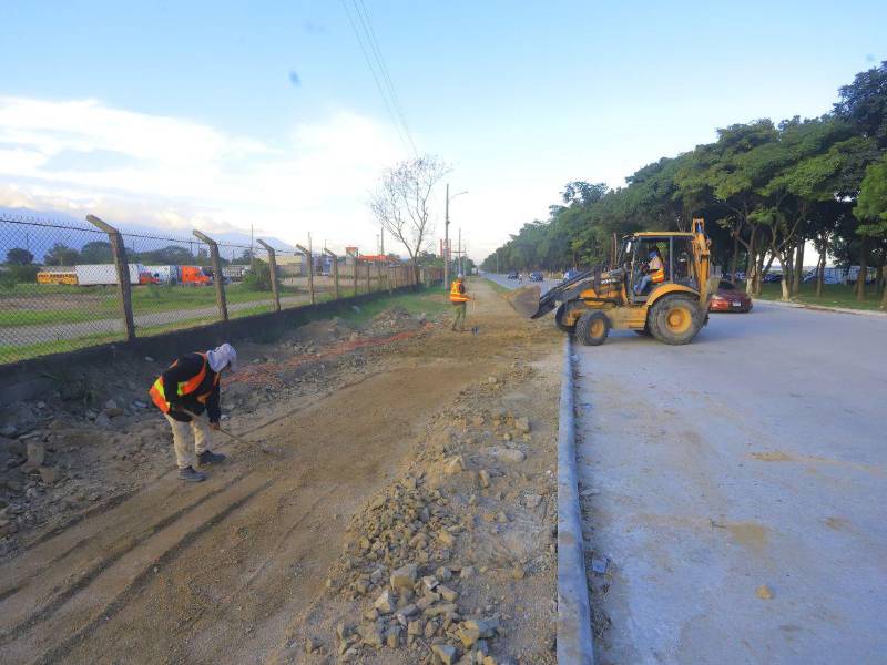 La vía está siendo pavimentada con concreto hidráulico para prolongar la vida útil.