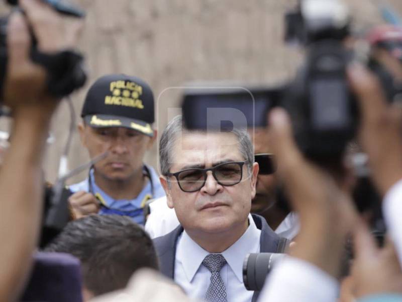 Investigan el presunto desembolso irregular de unos 10,8 millones de dólares entre 2010 y 2013, cuando JOH presidía el Congreso Nacional, fondos que supuestamente fueron utilizados para financiar su campaña electoral de 2013.