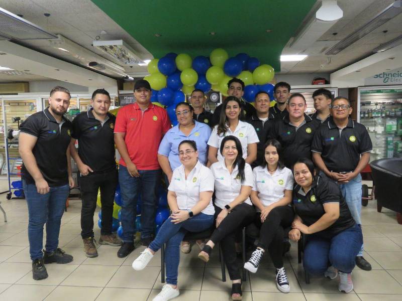 Colaboradores de la sucursal de Colonia La Paz.