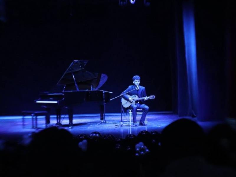 El joven Amner Torres deleitando a los presentes con una canción seleccionada.