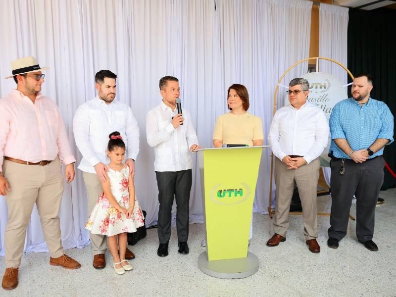 Julio, Roger A, Emma Valentina, Roger E, Melina, Roger M, Roger Danilo Valladares durante la ceremonia.
