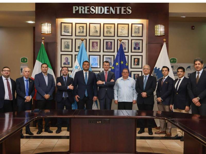 El subsecretario de Asuntos Exteriores de Italia, Giorgio Silli, se reúne con empresarios de la zona norte durante su primera visita a Honduras.