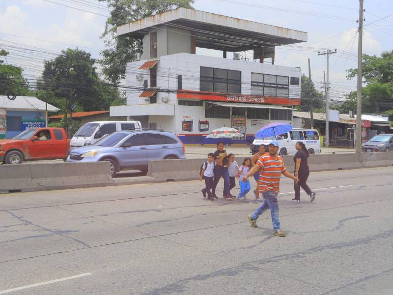 A 100 metros del puente sobre el río Blanco, en la parada de buses, se requiere la construcción de un puente peatonal.