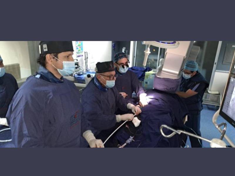 Cada procedimiento estructural requiere la participación simultánea de múltiples especialistas y personal altamente capacitado para garantizar la seguridad del paciente durante todas las etapas de la intervención.