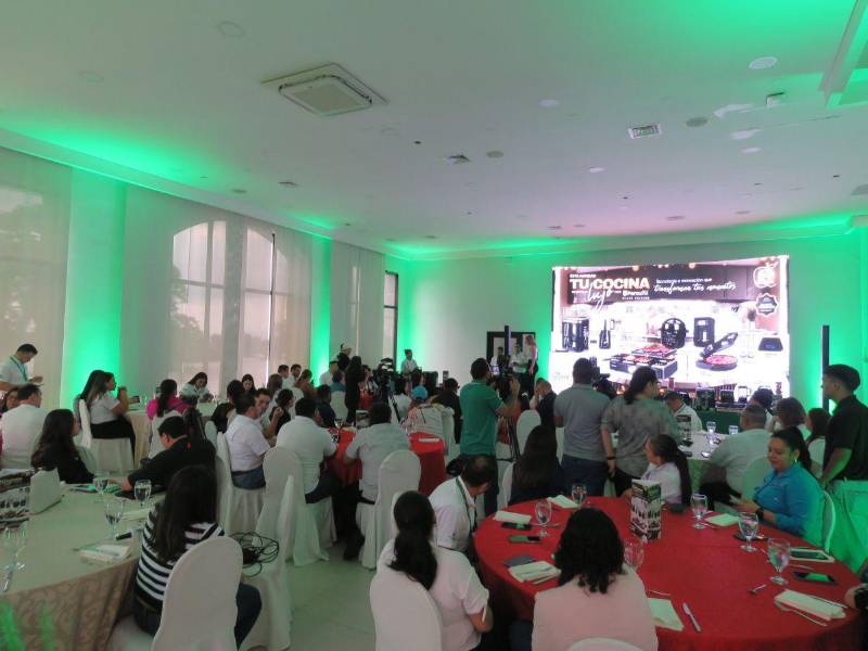 Supermercados La Colonia viste de lujo la Navidad con la nueva colección Percutti Black Edition