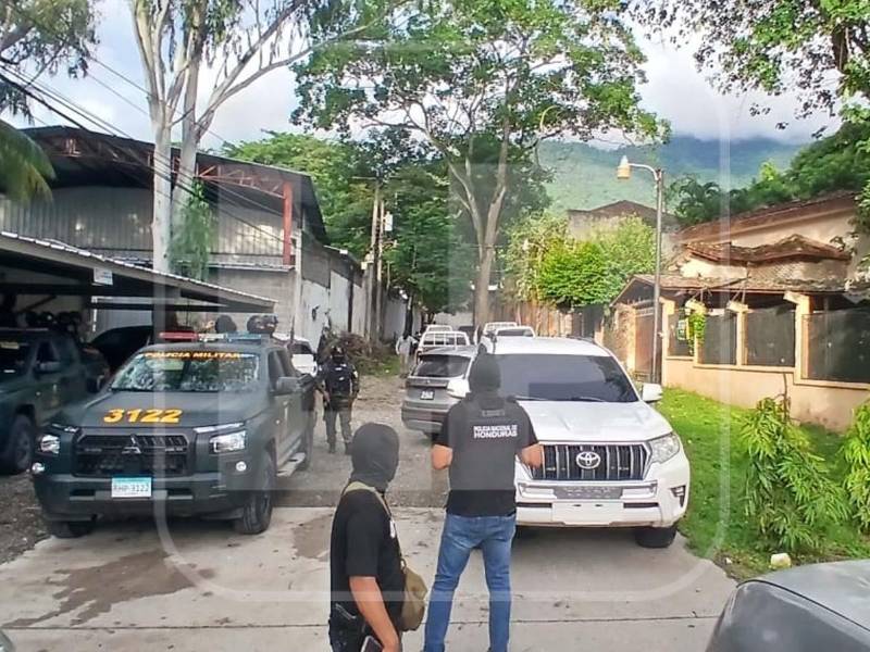 Una de las hipótesis que investiga el Ministerio Público (MP) es que los tres agentes de la División Antiextorsión y Asociaciones Terroristas (Daet), señalados por tráfico de drogas agravado, presuntamente tenían estupefacientes en la vivienda donde residen, en la colonia Villas Mackay, para implantar pruebas a personas detenidas.