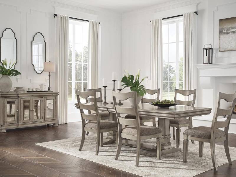 Disfruta momentos únicos con tu familia en un comedor diseñado para inspirar, disponible en nuestra “Black Sale”.