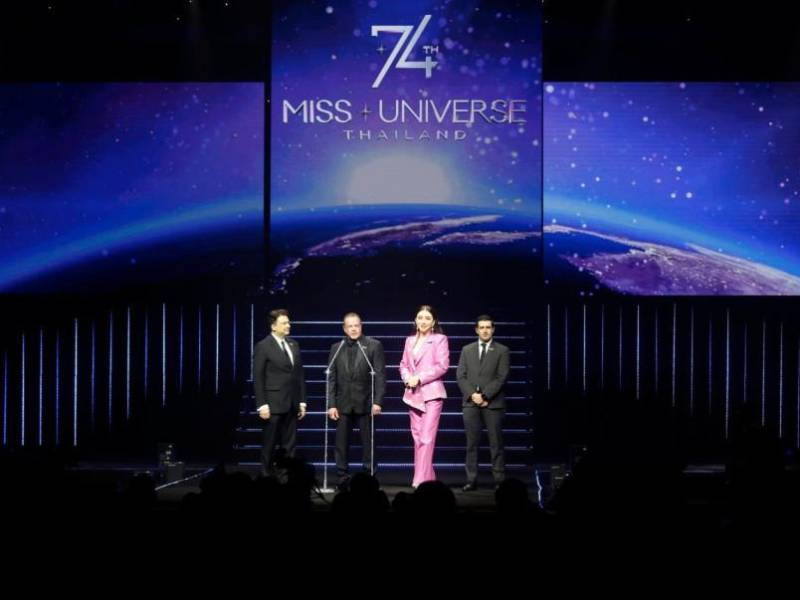 El presidente de Miss Universe Organization, Raul Rocha Cantu, y la CEO de Miss Universe Organization, Anne Jakrajutatip, durante la rueda de prensaen Bangkok.