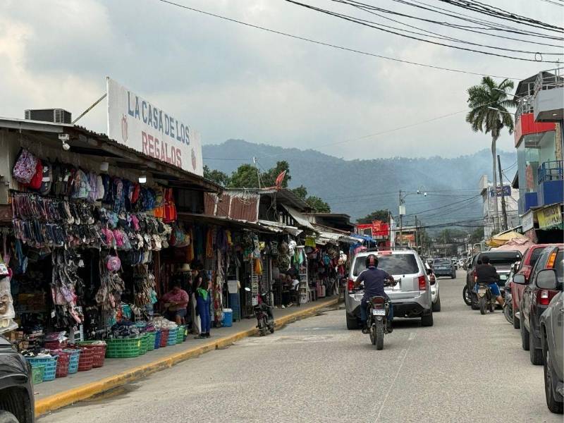 En el municipio de Choloma, departamento de Cortés, el cierre de maquilas ha provocado un alto nivel de desempleo, lo que ha llevado a muchas personas a caer en estafas piramidales.