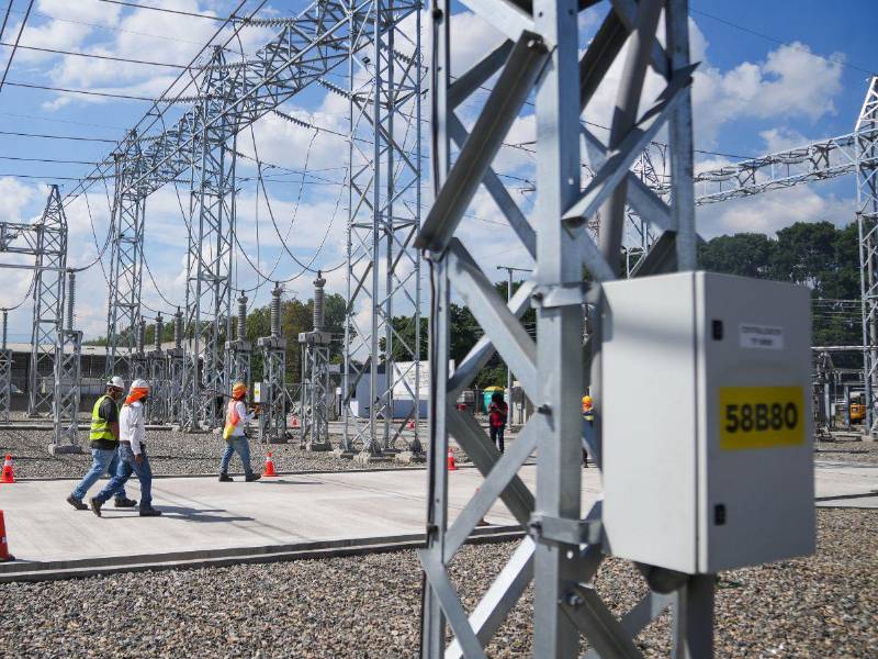 Personal técnico de la Enee supervisa el funcionamiento de la moderna Subestación Calpules.