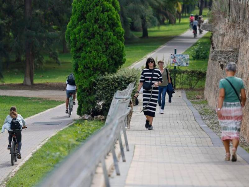 El hecho de caminar lento sirve para tomarse su tiempo para pensar, planificar u observar detenidamente su entorno. Los beneficios son múltiples en la salud mental y física.