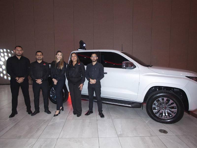 Ejecutivos de ventas de Excel Honduras, posan junto al primer pick-up que recibe este reconocimiento en el país.