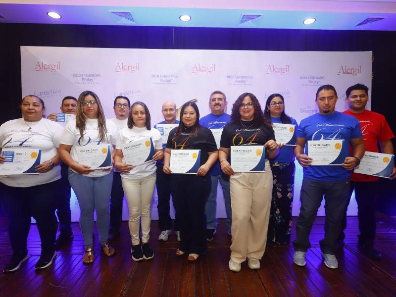 La recepción conmemorativa reunió a los equipos de trabajo para reconocer su aporte al crecimiento de la empresa.