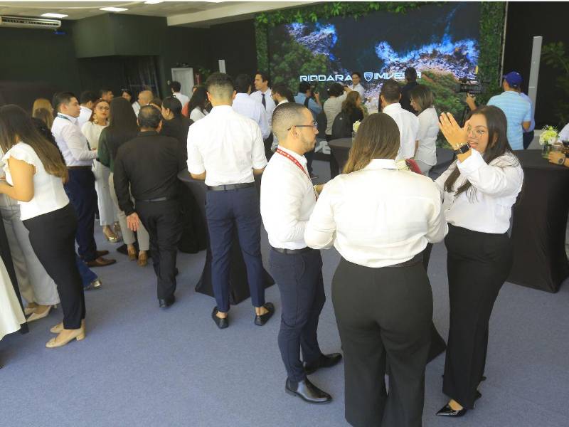 Ejecutivos e Imvesa, representantes de la marca, invitados especiales y medios de comunicación se dieron cita en el lanzamiento de Riddara.