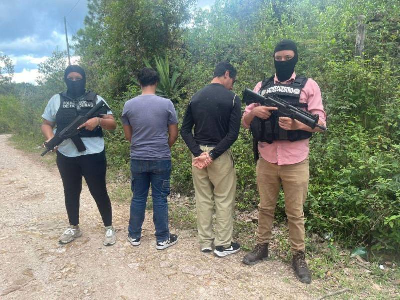 Estudiantes rescatados por agentes de la Unidad Nacional Antisecuestros (UNAS) de la Dirección Policial de Investigaciones (DPI).
