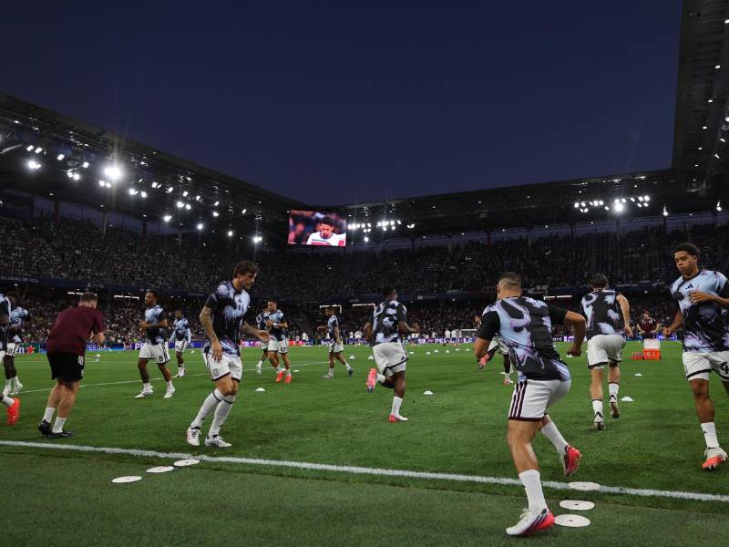 Los parisinos y los ingleses se enfrentan para conocer al campeón de la Supercopa de Europa.