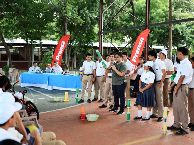 Josías Guzmán, director de la carrera de Psicología de UTH, dirige una de las jornadas de Mente Sana en el JTR, proyecto de Diario LA PRENSA del que la universidad es patrocinador y aliado clave.