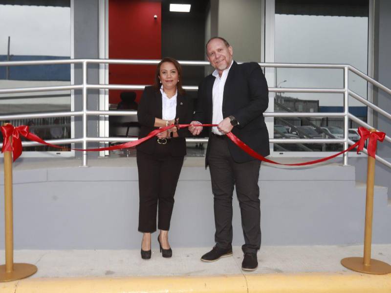 Miriam Jiménez y Teddy Lemcke, fueron los encargados de realizar el tradicional corte de cinta.