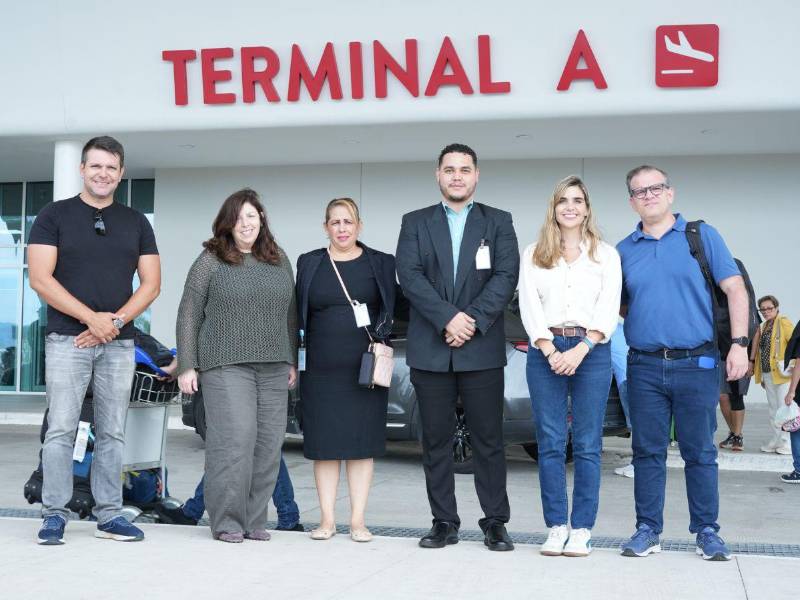 Personal del aeropuerto recibe a un grupo de delegados.