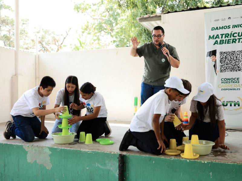 El máster en Psicología, Josías Guzmán, jefe de la carrera de Psicología de UTH, dirige una de las dinámicas durante la visita de Mente Sana.